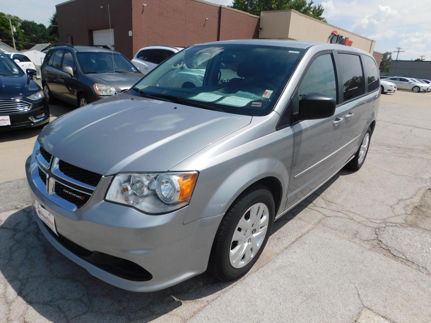 2015 SILVER Dodge Grand Caravan SE (2C4RDGBG7FR) with an 3.6L V6 DOHC 24V engine, 6-Speed Automatic transmission, located at 2121 Burlington St, North Kansas City, MO, 64116, (816) 556-0707, 39.144707, -94.581978 - Photo#0