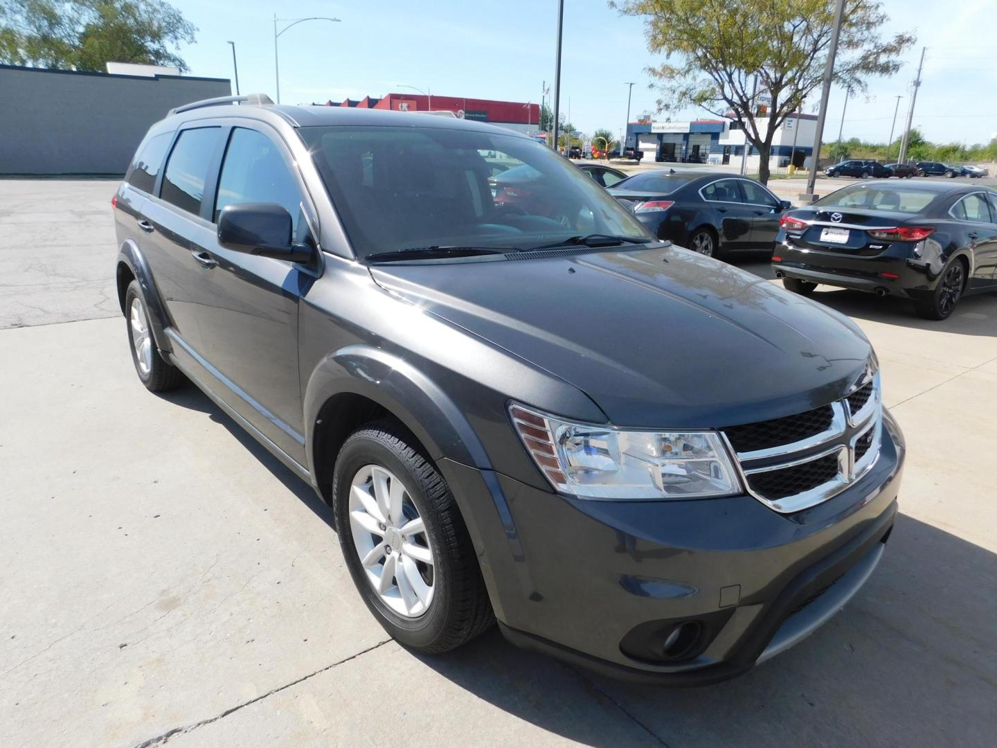 2017 GRAY Dodge Journey SXT (3C4PDCBB0HT) with an 2.4L L6 DOHC 16V engine, 4A transmission, located at 2121 Burlington St, North Kansas City, MO, 64116, (816) 556-0707, 39.144707, -94.581978 - Photo#9