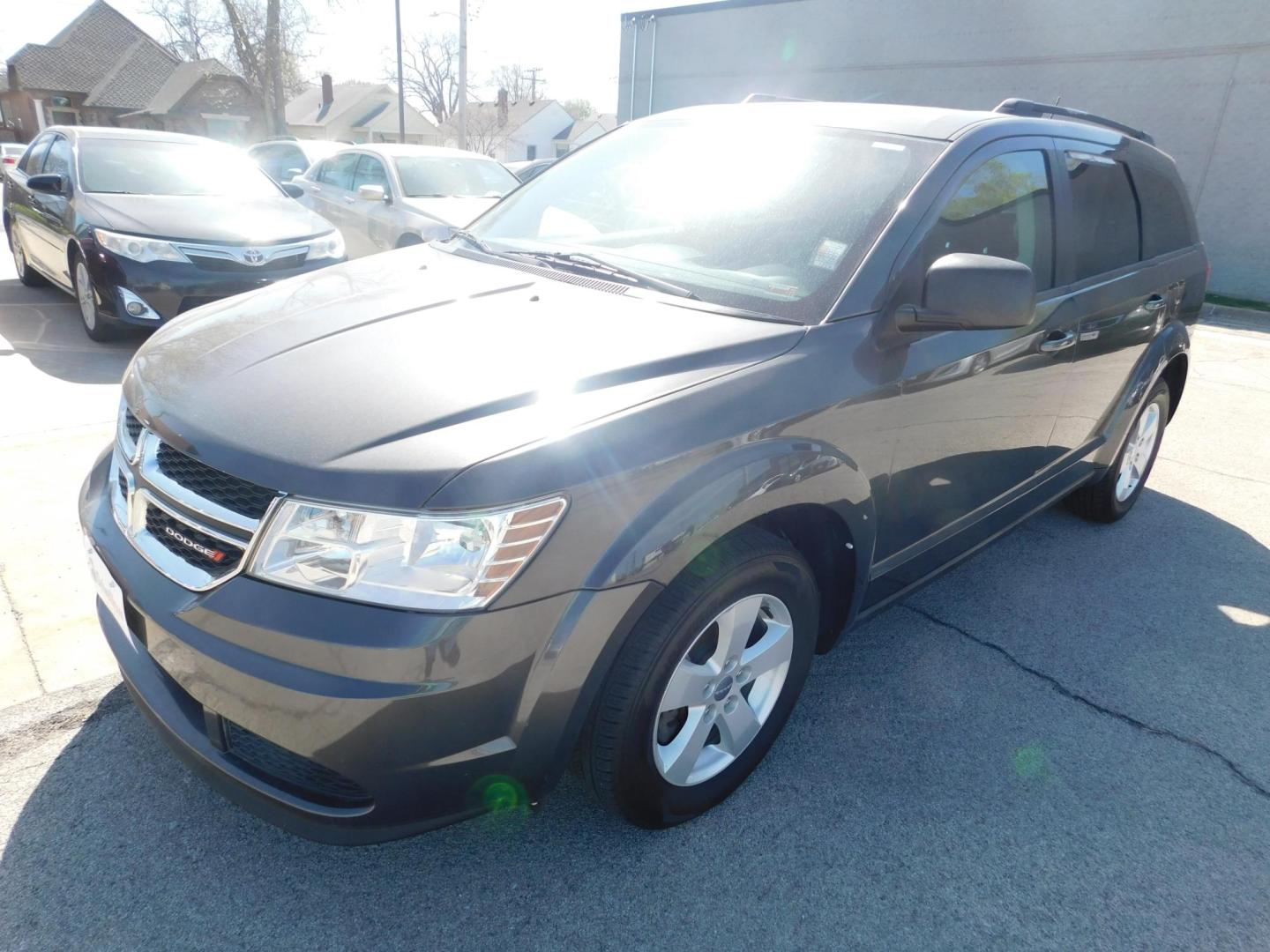 2017 GRAY Dodge Journey SE (3C4PDCABXHT) with an 2.4L L4 DOHC 16V engine, 4A transmission, located at 2121 Burlington St, North Kansas City, MO, 64116, (816) 556-0707, 39.144707, -94.581978 - Photo#0