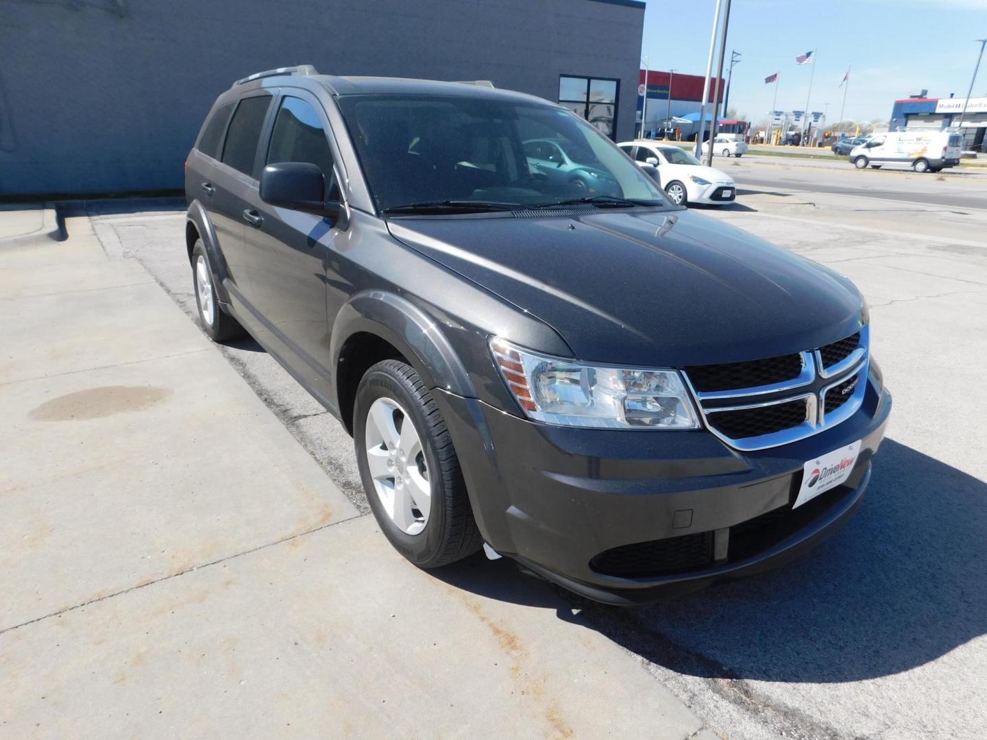 2017 GRAY Dodge Journey SE (3C4PDCABXHT) with an 2.4L L4 DOHC 16V engine, 4A transmission, located at 2121 Burlington St, North Kansas City, MO, 64116, (816) 556-0707, 39.144707, -94.581978 - Photo#9