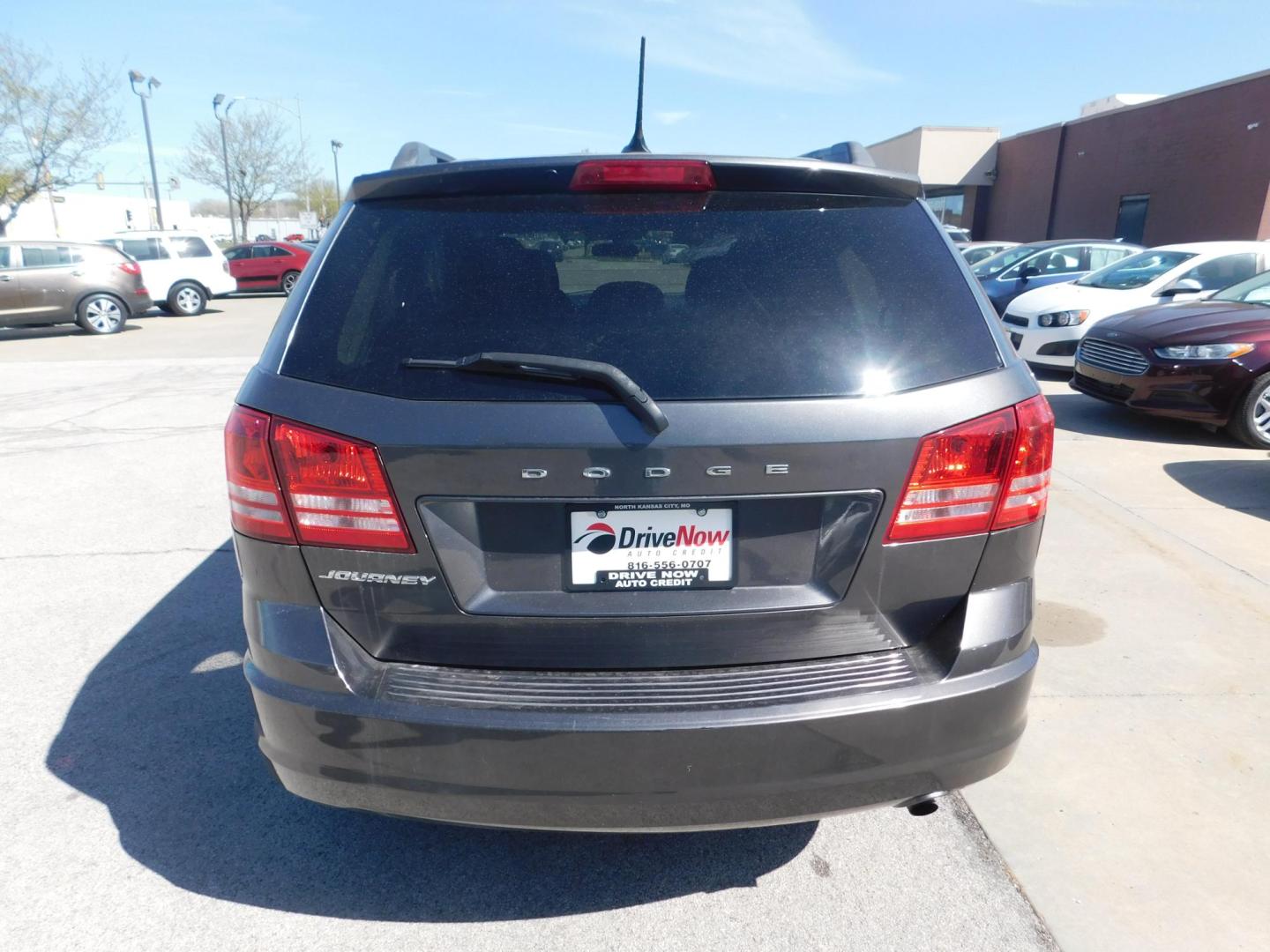 2017 GRAY Dodge Journey SE (3C4PDCABXHT) with an 2.4L L4 DOHC 16V engine, 4A transmission, located at 2121 Burlington St, North Kansas City, MO, 64116, (816) 556-0707, 39.144707, -94.581978 - Photo#8