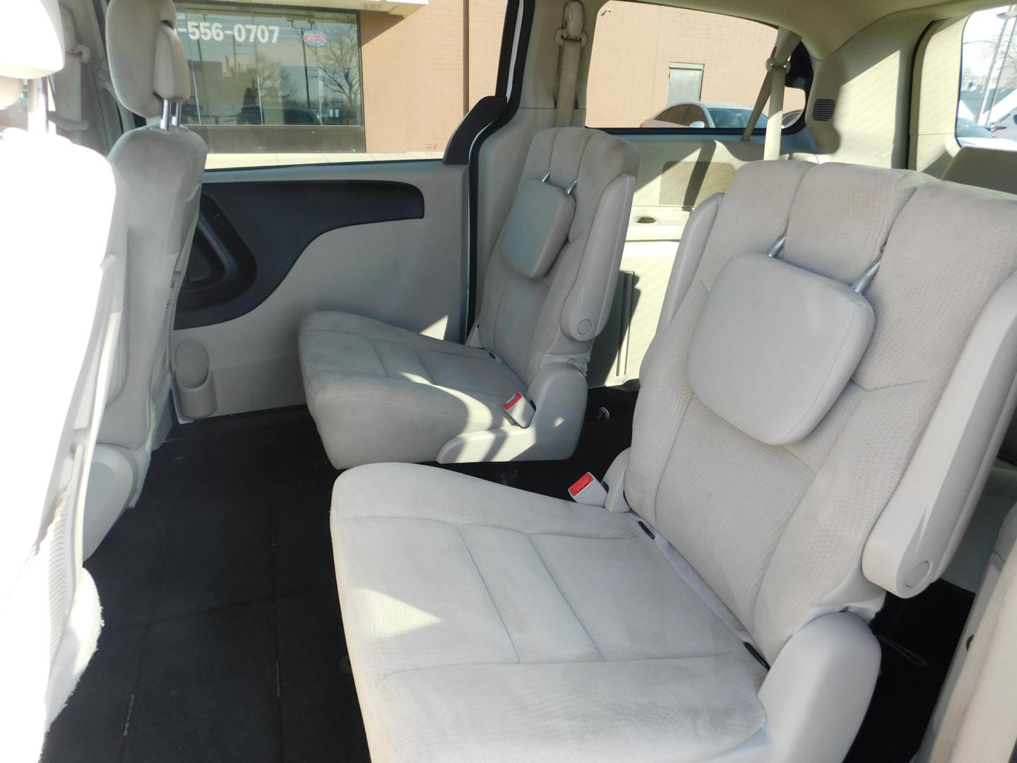 2019 WHITE Dodge Grand Caravan SE Plus (2C4RDGBG1KR) with an 3.6L V6 DOHC 24V engine, 6A transmission, located at 2121 Burlington St, North Kansas City, MO, 64116, (816) 556-0707, 39.144707, -94.581978 - Photo#6