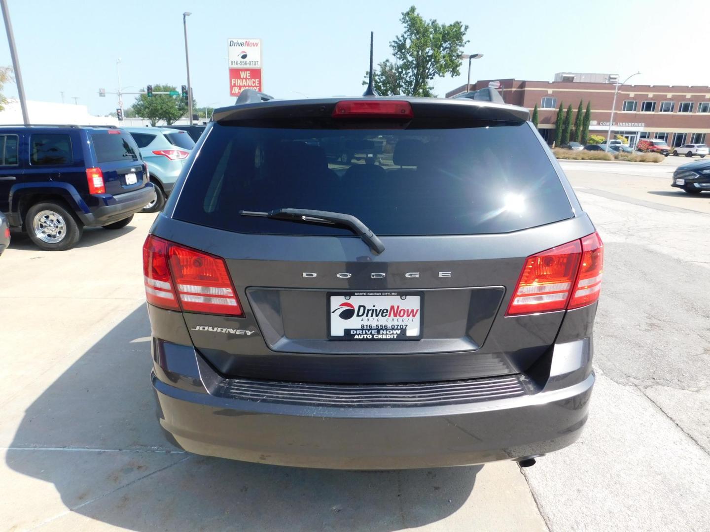 2017 GRAY Dodge Journey SE (3C4PDCAB2HT) with an 2.4L L4 DOHC 16V engine, 4A transmission, located at 2121 Burlington St, North Kansas City, MO, 64116, (816) 556-0707, 39.144707, -94.581978 - Photo#8