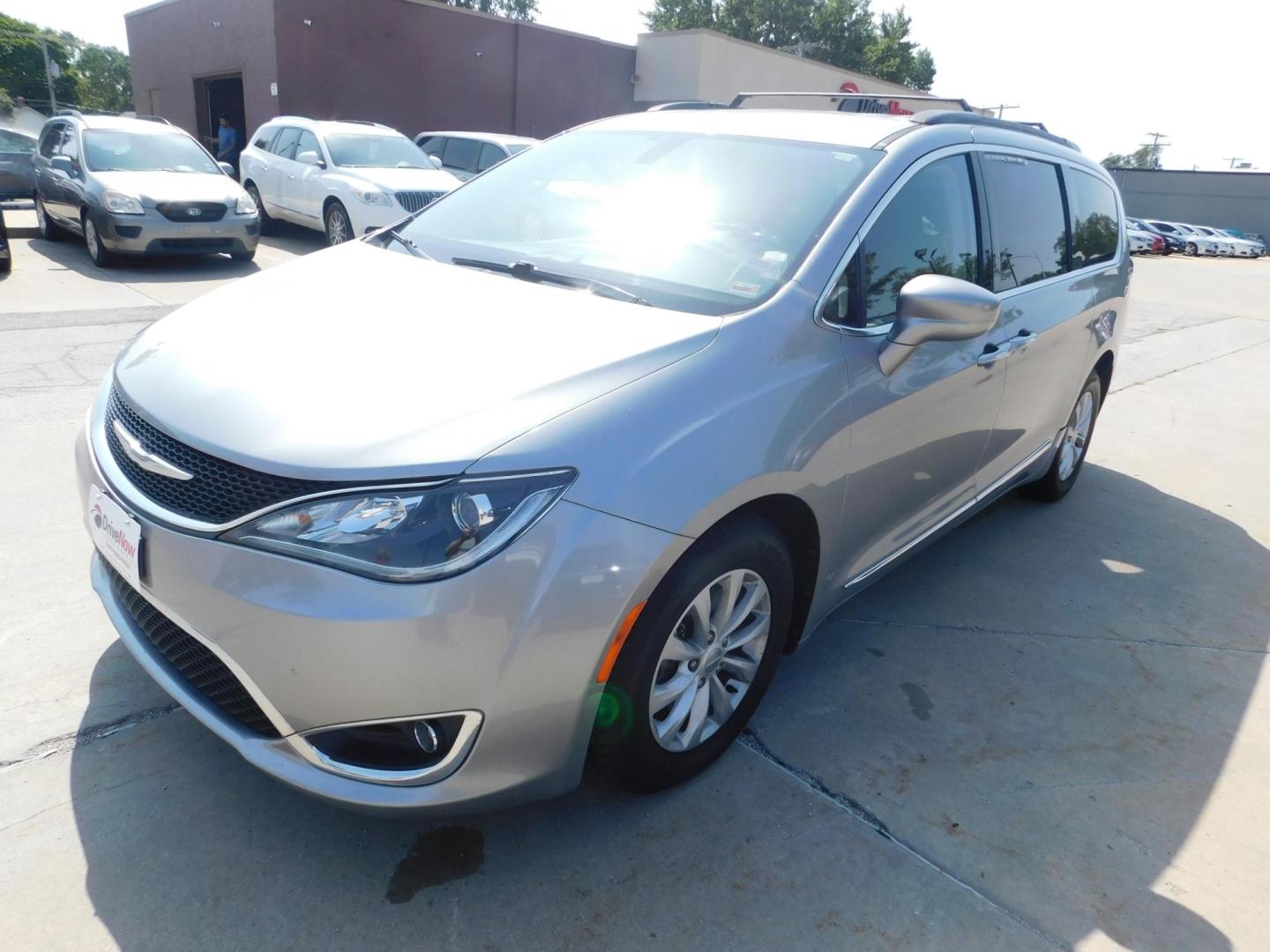 2017 SILVER Chrysler Pacifica Touring (2C4RC1BG6HR) with an 3.6L V6 DOHC 24V engine, 6A transmission, located at 2121 Burlington St, North Kansas City, MO, 64116, (816) 556-0707, 39.144707, -94.581978 - Photo#0