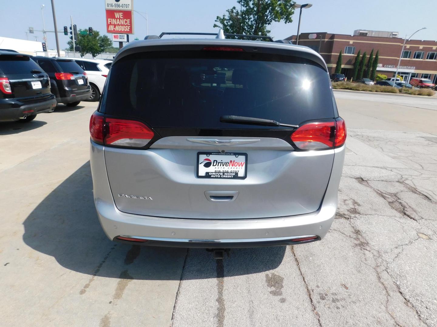 2017 SILVER Chrysler Pacifica Touring (2C4RC1BG6HR) with an 3.6L V6 DOHC 24V engine, 6A transmission, located at 2121 Burlington St, North Kansas City, MO, 64116, (816) 556-0707, 39.144707, -94.581978 - Photo#10