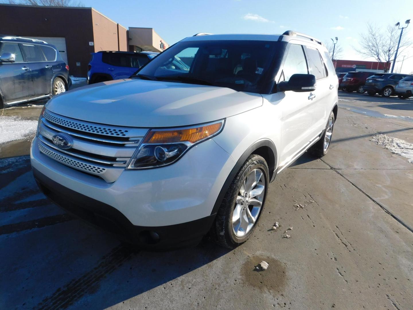 2013 WHITE Ford Explorer XLT 4WD (1FM5K8D85DG) with an 3.5L V6 DOHC 24V engine, 6-Speed Automatic transmission, located at 2121 Burlington St, North Kansas City, MO, 64116, (816) 556-0707, 39.144707, -94.581978 - Photo#0