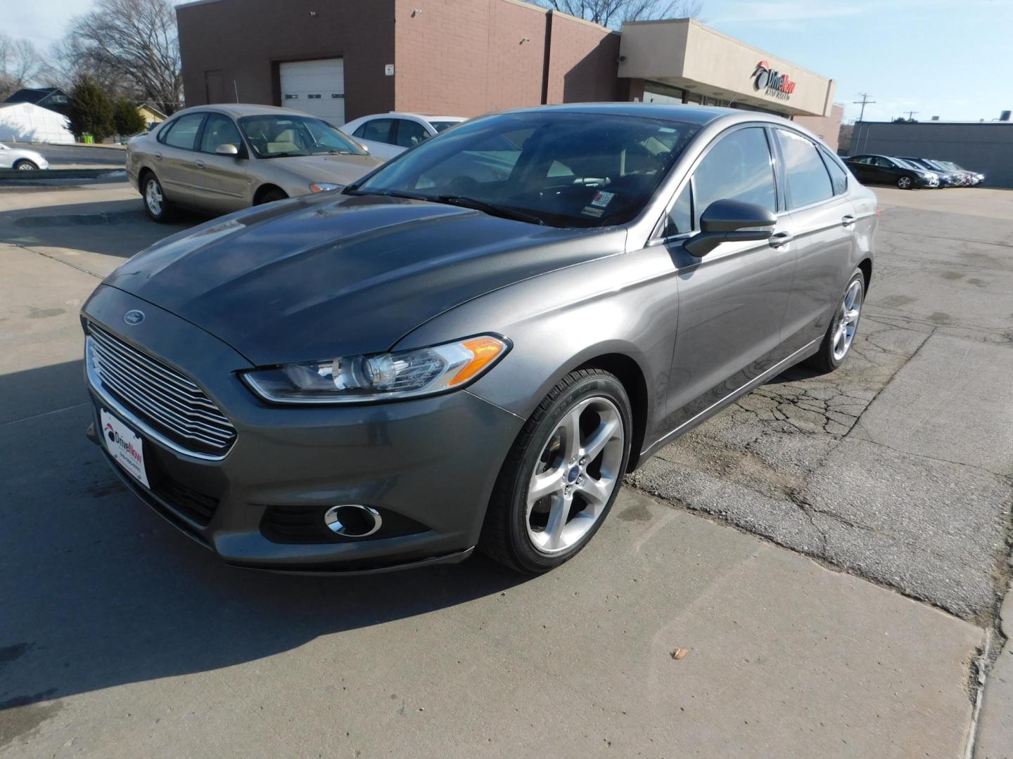 2013 GRAY Ford Fusion SE (3FA6P0H77DR) with an 2.5L L4 DOHC 16V engine, located at 2121 Burlington St, North Kansas City, MO, 64116, (816) 556-0707, 39.144707, -94.581978 - Photo#0