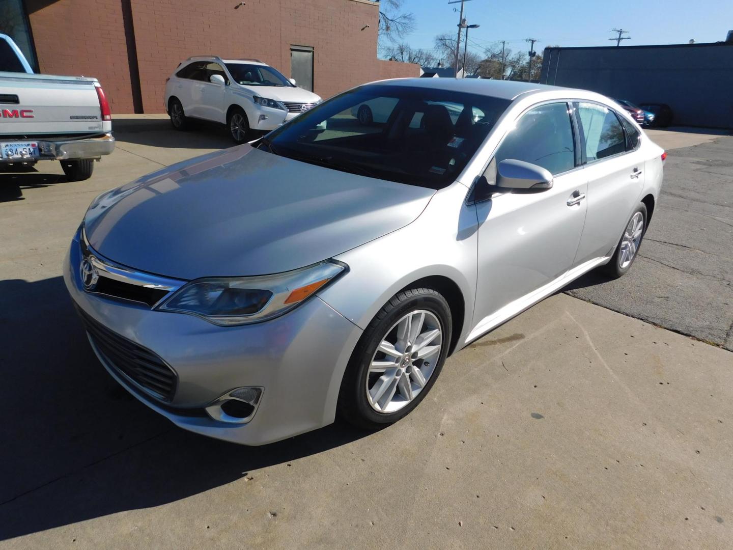 2013 SILVER Toyota Avalon XLE (4T1BK1EB1DU) with an 3.5L V6 DOHC 24V engine, 6-Speed Automatic transmission, located at 2121 Burlington St, North Kansas City, MO, 64116, (816) 556-0707, 39.144707, -94.581978 - Photo#0