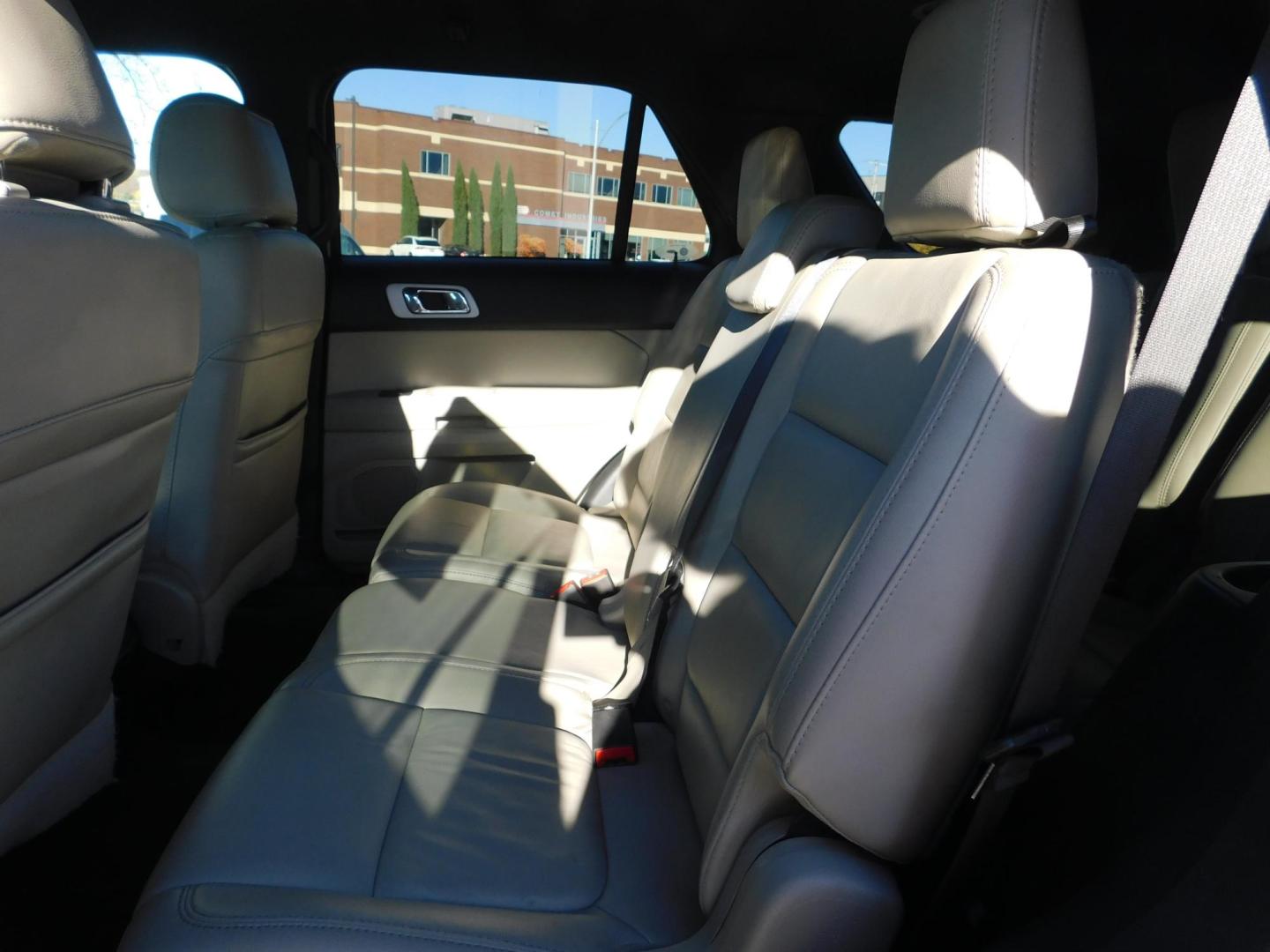 2014 WHITE Ford Explorer XLT 4WD (1FM5K8D87EG) with an 3.5L V6 DOHC 24V engine, 6-Speed Automatic transmission, located at 2121 Burlington St, North Kansas City, MO, 64116, (816) 556-0707, 39.144707, -94.581978 - Photo#6