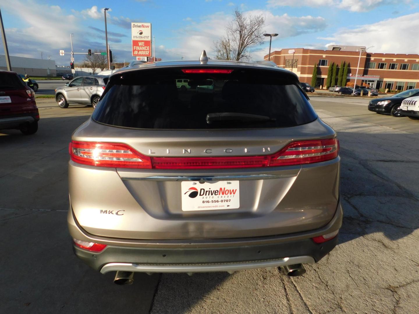 2019 GRAY Lincoln MKC Select FWD (5LMCJ2C91KU) with an 2.0L L4 DOHC 16V engine, 6A transmission, located at 2121 Burlington St, North Kansas City, MO, 64116, (816) 556-0707, 39.144707, -94.581978 - Photo#9