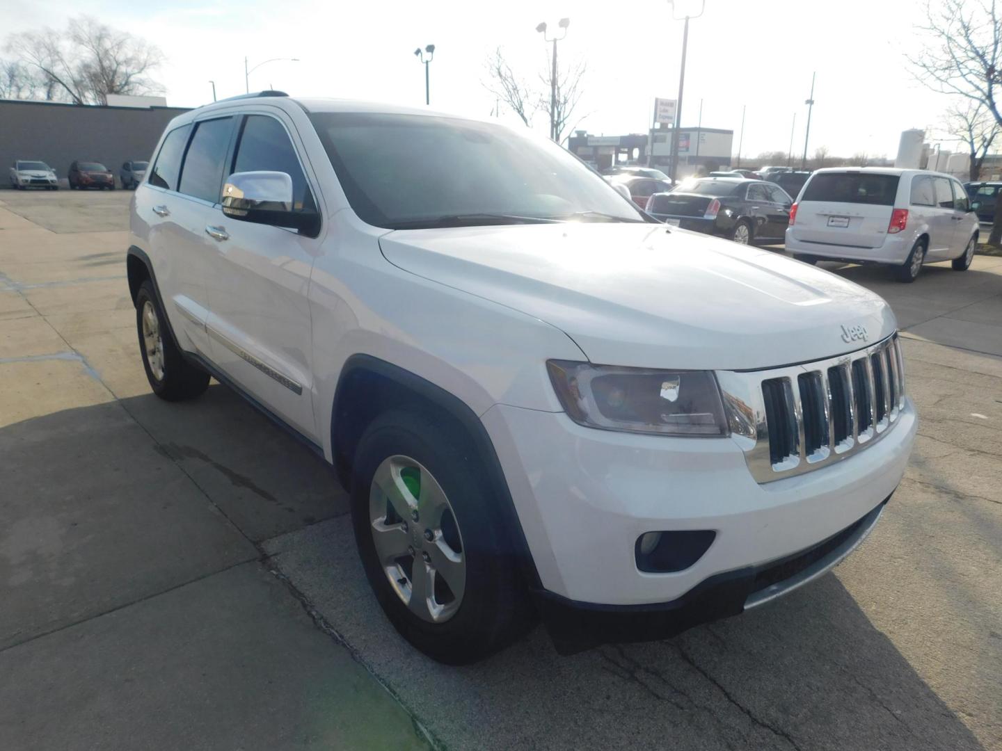 2013 WHITE Jeep Grand Cherokee Limited 2WD (1C4RJEBG5DC) with an 3.6L V6 DOHC 24V engine, 5-Speed Automatic transmission, located at 2121 Burlington St, North Kansas City, MO, 64116, (816) 556-0707, 39.144707, -94.581978 - Photo#10