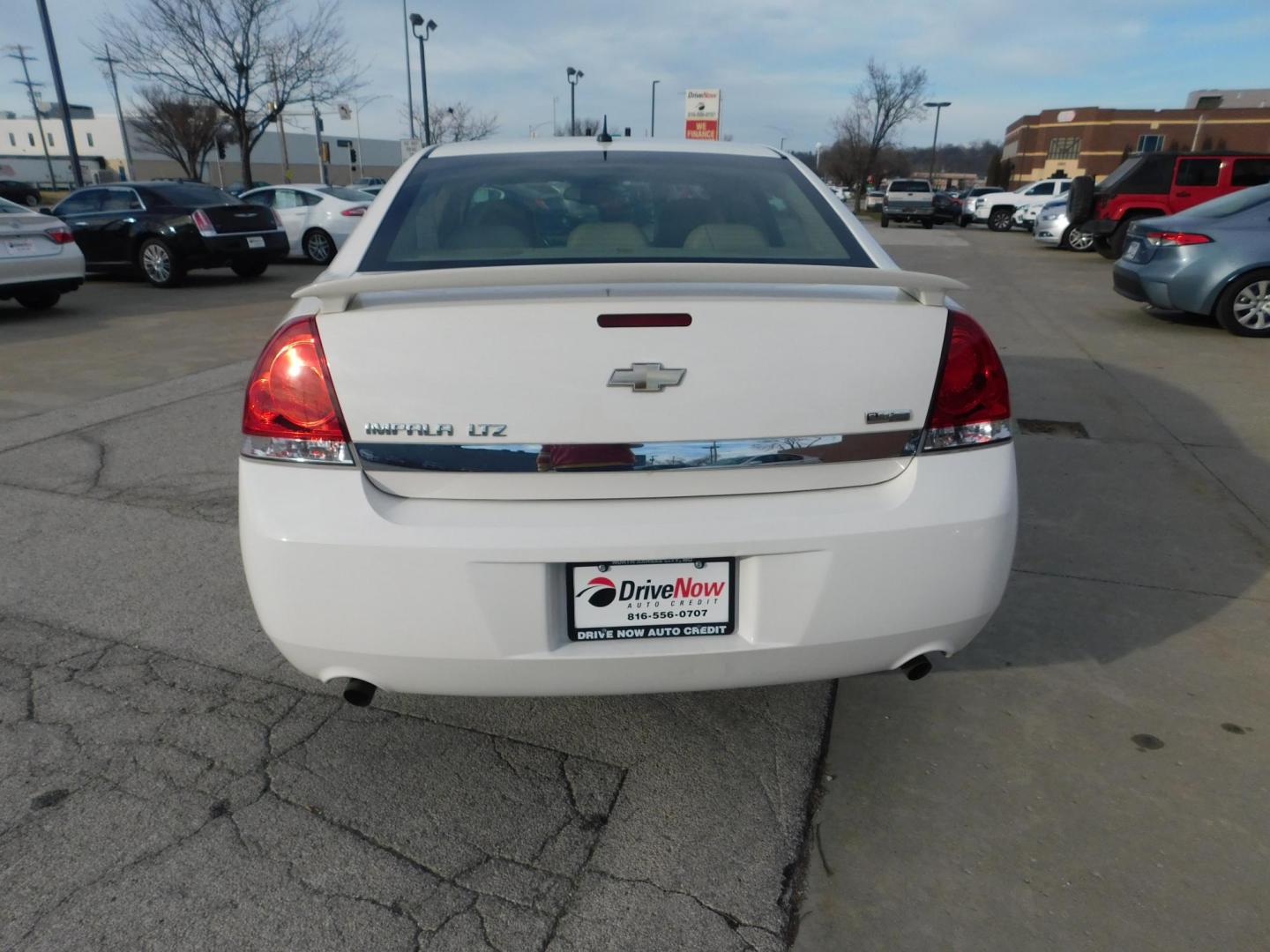 2009 WHITE Chevrolet Impala LTZ (2G1WU57M991) , 4-Speed Automatic Overdrive transmission, located at 2121 Burlington St, North Kansas City, MO, 64116, (816) 556-0707, 39.144707, -94.581978 - Photo#7