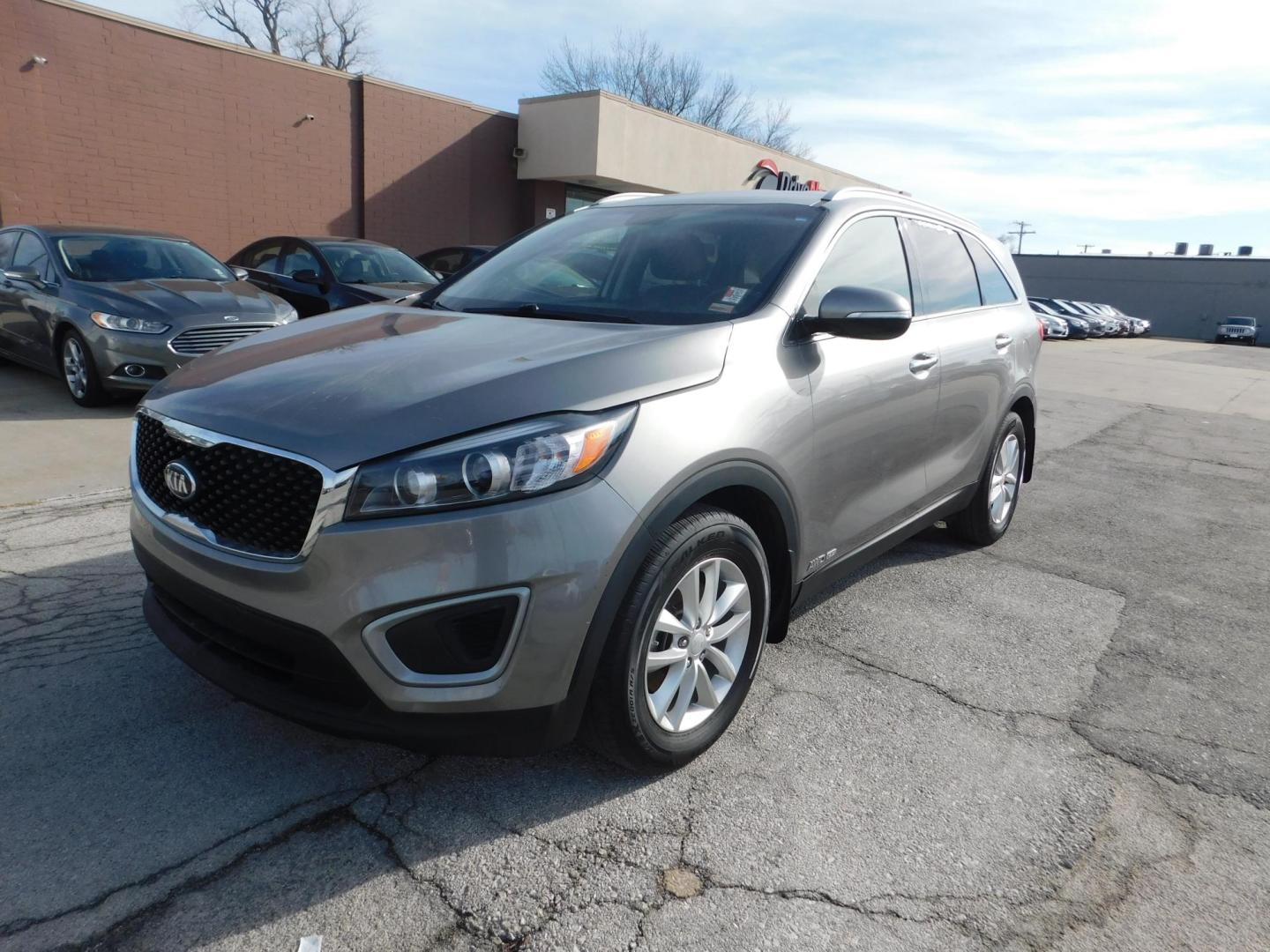 2016 GRAY Kia Sorento LX V6 AWD (5XYPGDA54GG) with an 3.3L V6 DOHC 24V engine, 6-Speed Automatic transmission, located at 2121 Burlington St, North Kansas City, MO, 64116, (816) 556-0707, 39.144707, -94.581978 - Photo#0