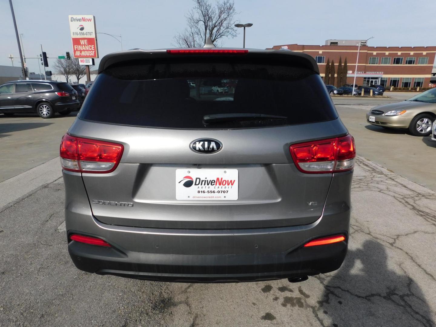 2016 GRAY Kia Sorento LX V6 AWD (5XYPGDA54GG) with an 3.3L V6 DOHC 24V engine, 6-Speed Automatic transmission, located at 2121 Burlington St, North Kansas City, MO, 64116, (816) 556-0707, 39.144707, -94.581978 - Photo#9