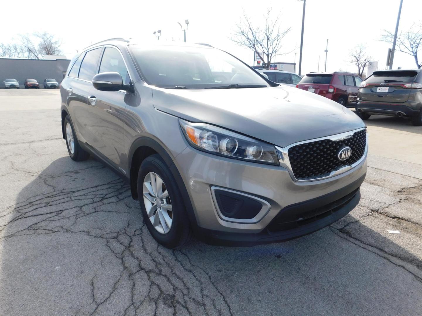 2016 GRAY Kia Sorento LX V6 AWD (5XYPGDA54GG) with an 3.3L V6 DOHC 24V engine, 6-Speed Automatic transmission, located at 2121 Burlington St, North Kansas City, MO, 64116, (816) 556-0707, 39.144707, -94.581978 - Photo#10