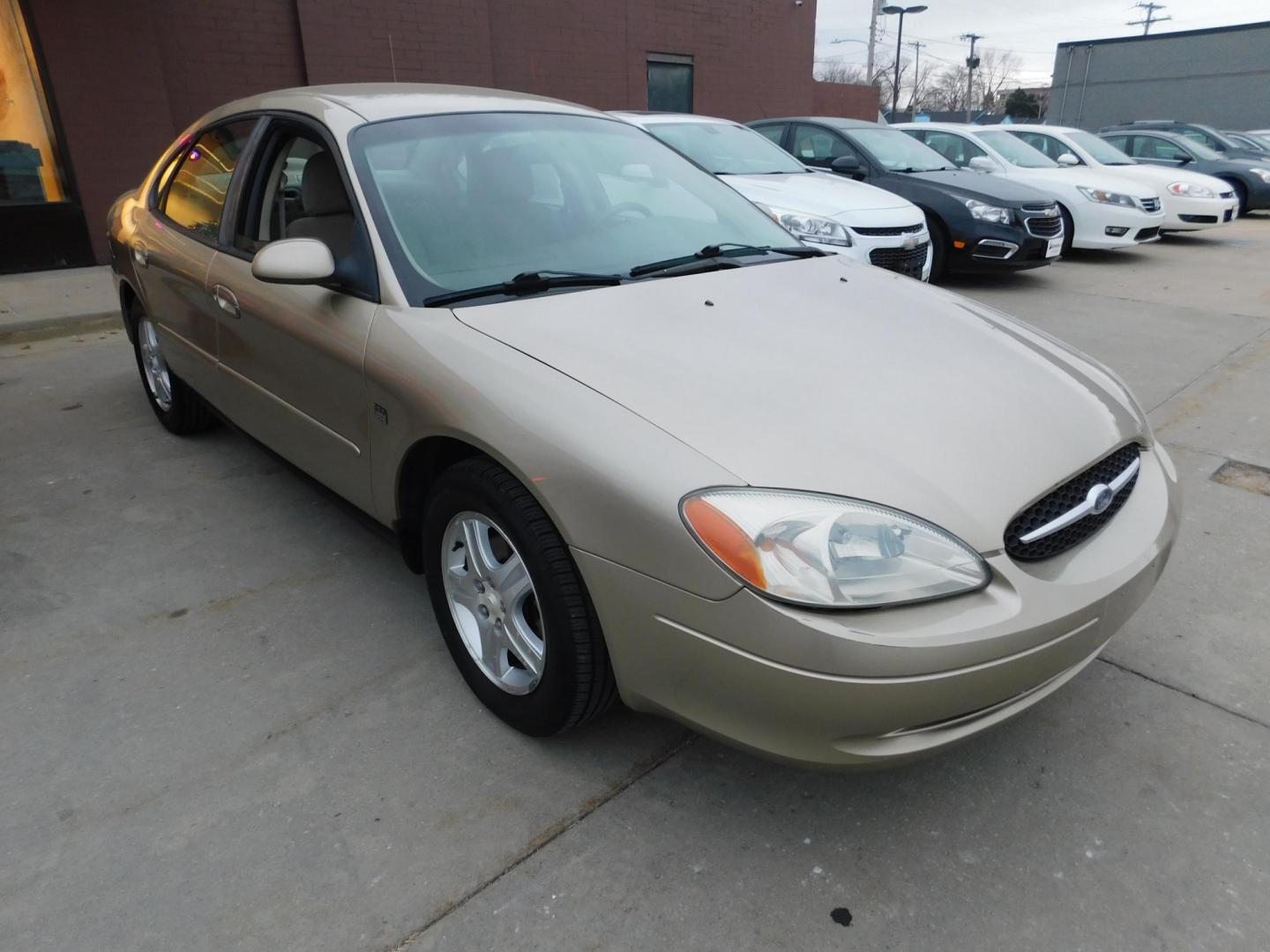 2001 GOLD Ford Taurus SEL (1FAFP56S01G) with an 3.0L V6 DOHC 24V engine, 4-Speed Automatic Overdrive transmission, located at 2121 Burlington St, North Kansas City, MO, 64116, (816) 556-0707, 39.144707, -94.581978 - Photo#8