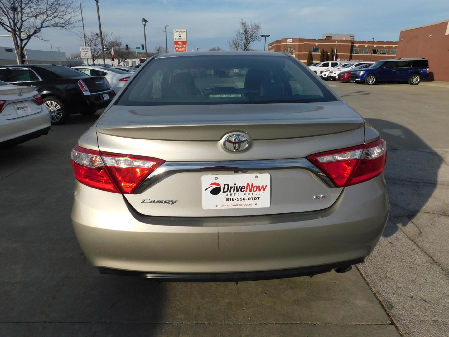 2017 GOLD Toyota Camry SE (4T1BF1FK2HU) with an 2.5L L4 DOHC 16V engine, 6A transmission, located at 2121 Burlington St, North Kansas City, MO, 64116, (816) 556-0707, 39.144707, -94.581978 - Photo#8