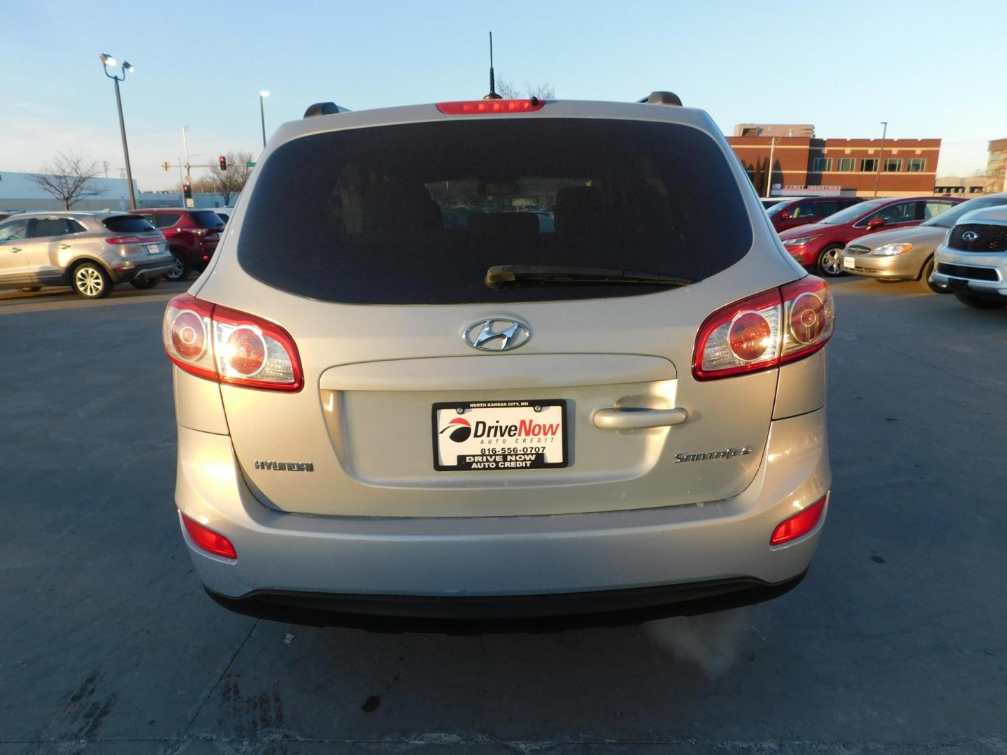 2010 SILVER Hyundai Santa Fe GLS 2.4 FWD (5NMSG3ABXAH) with an 2.4L L4 DOHC 16V engine, 6-Speed Automatic transmission, located at 2121 Burlington St, North Kansas City, MO, 64116, (816) 556-0707, 39.144707, -94.581978 - Photo#7