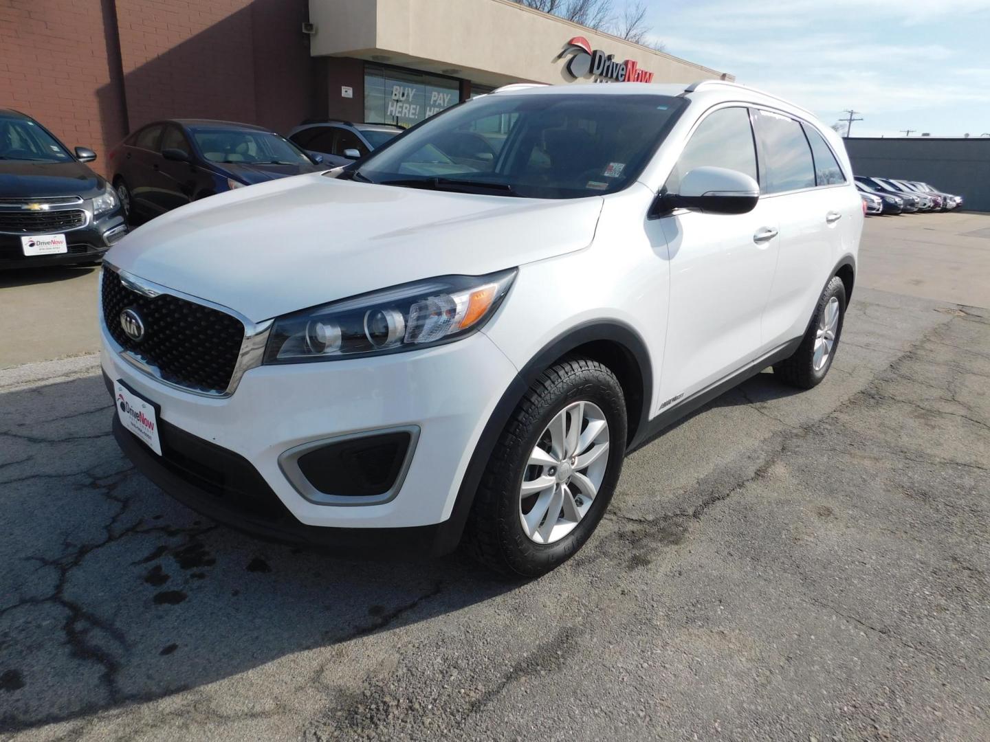 2017 WHITE Kia Sorento LX V6 AWD (5XYPGDA52HG) with an 3.3L V6 DOHC 24V engine, 6A transmission, located at 2121 Burlington St, North Kansas City, MO, 64116, (816) 556-0707, 39.144707, -94.581978 - Photo#0