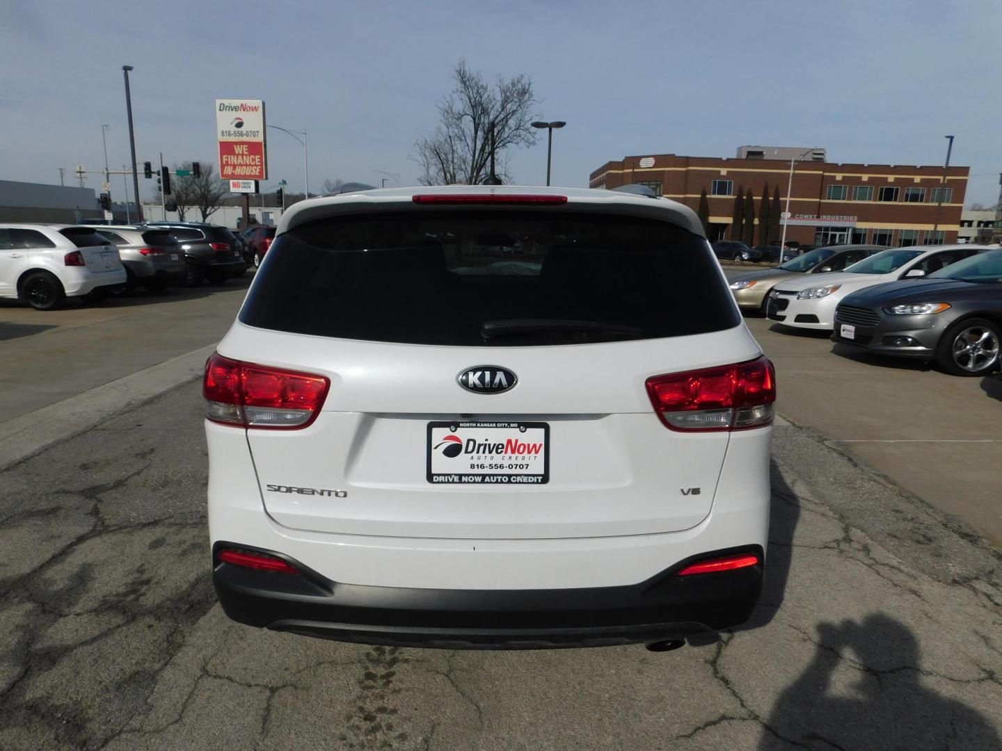 2017 WHITE Kia Sorento LX V6 AWD (5XYPGDA52HG) with an 3.3L V6 DOHC 24V engine, 6A transmission, located at 2121 Burlington St, North Kansas City, MO, 64116, (816) 556-0707, 39.144707, -94.581978 - Photo#9