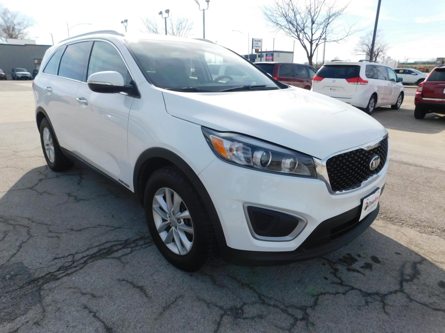 2017 WHITE Kia Sorento LX V6 AWD (5XYPGDA52HG) with an 3.3L V6 DOHC 24V engine, 6A transmission, located at 2121 Burlington St, North Kansas City, MO, 64116, (816) 556-0707, 39.144707, -94.581978 - Photo#10