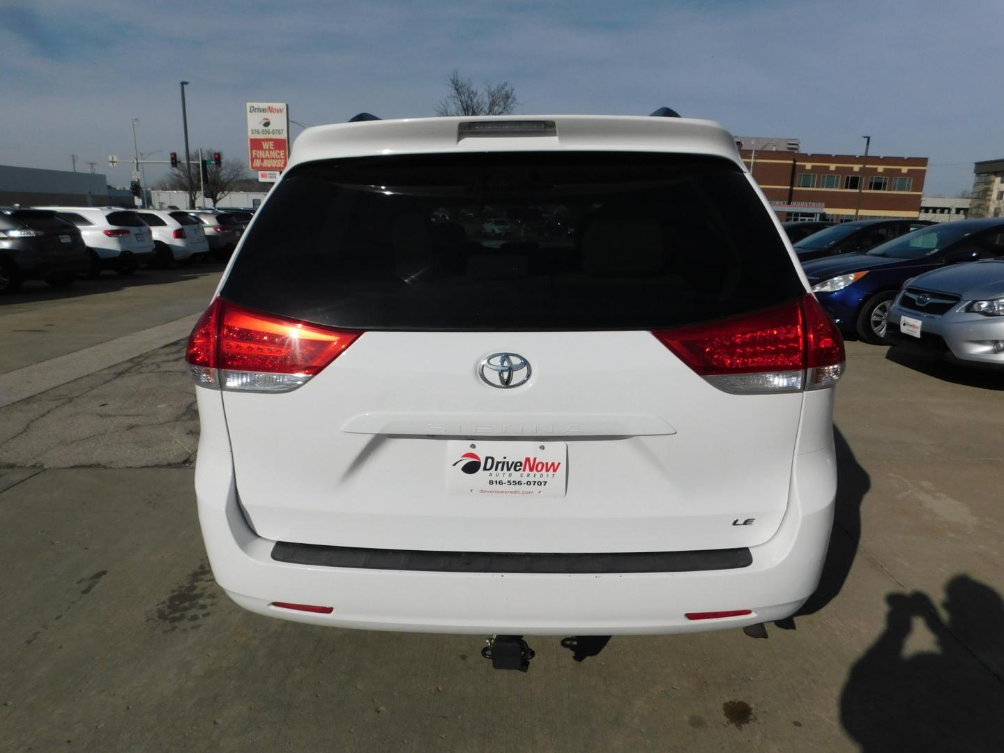 2014 WHITE Toyota Sienna LE FWD 8-Passenger V6 (5TDKK3DC4ES) with an 3.5L V6 EFI DOHC 24V engine, 5-Speed Automatic transmission, located at 2121 Burlington St, North Kansas City, MO, 64116, (816) 556-0707, 39.144707, -94.581978 - Photo#9