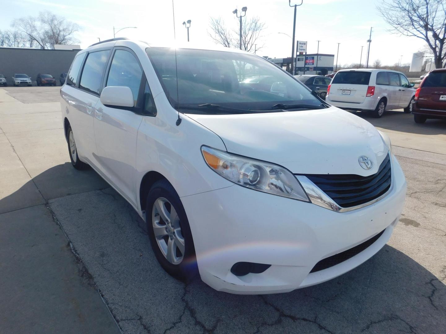 2014 WHITE Toyota Sienna LE FWD 8-Passenger V6 (5TDKK3DC4ES) with an 3.5L V6 EFI DOHC 24V engine, 5-Speed Automatic transmission, located at 2121 Burlington St, North Kansas City, MO, 64116, (816) 556-0707, 39.144707, -94.581978 - Photo#10