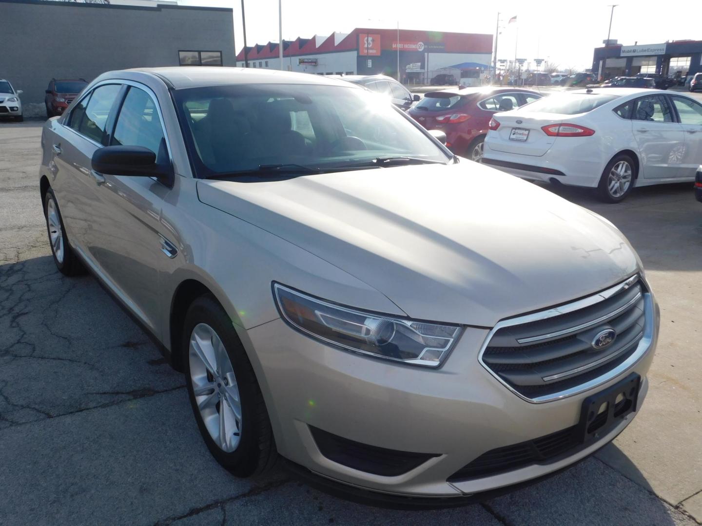 2018 BEIGE Ford Taurus SE FWD (1FAHP2D89JG) with an 3.5L V6 DOHC 24V engine, 6A transmission, located at 2121 Burlington St, North Kansas City, MO, 64116, (816) 556-0707, 39.144707, -94.581978 - Photo#9