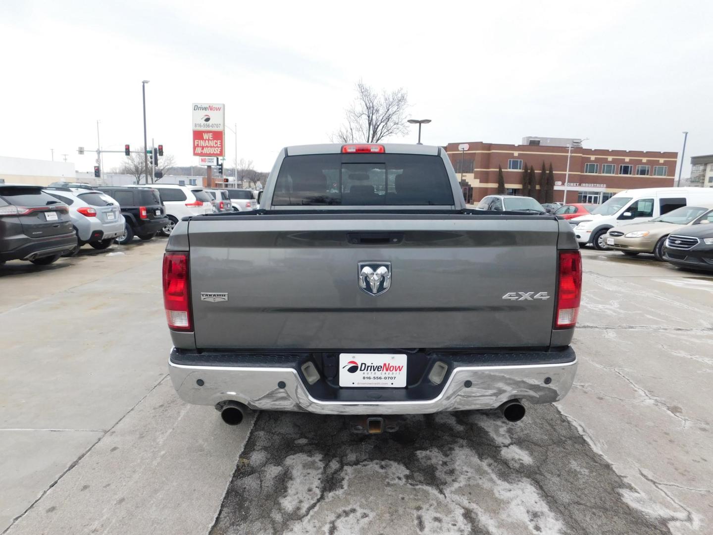 2012 GRAY Dodge Ram 1500 Laramie Quad Cab 4WD (1C6RD7JT9CS) with an 5.7L V8 OHV 16V engine, 6-Speed Automatic transmission, located at 2121 Burlington St, North Kansas City, MO, 64116, (816) 556-0707, 39.144707, -94.581978 - Photo#9