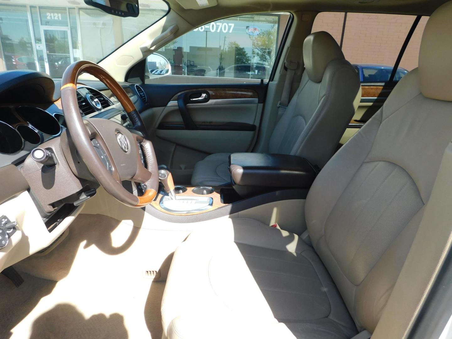 2011 WHITE Buick Enclave CXL-1 FWD (5GAKRBED7BJ) with an 3.6L V6 DOHC 24V engine, 6-Speed Automatic Overdrive transmission, located at 2121 Burlington St, North Kansas City, MO, 64116, (816) 556-0707, 39.144707, -94.581978 - Photo#2